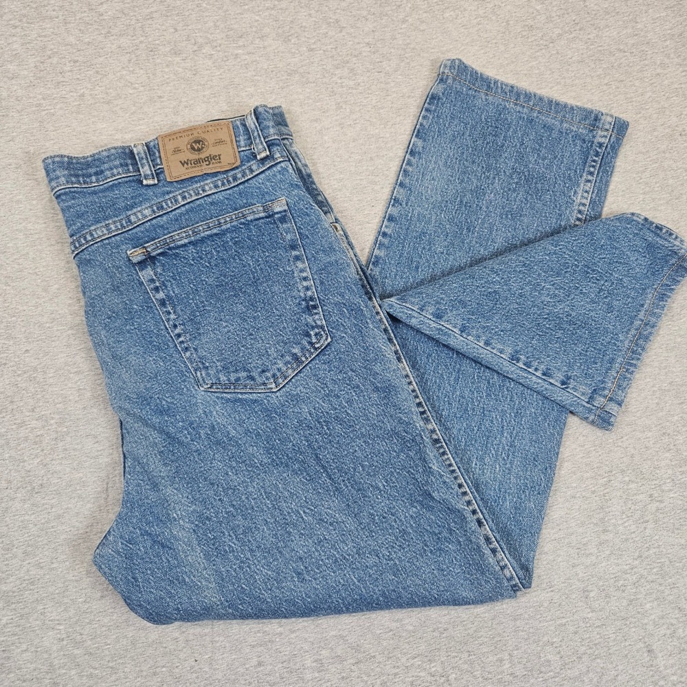 Wrangler Authentic Jeans Mens 38x32 Regular Fit Medium Wash Blue 855WAQD